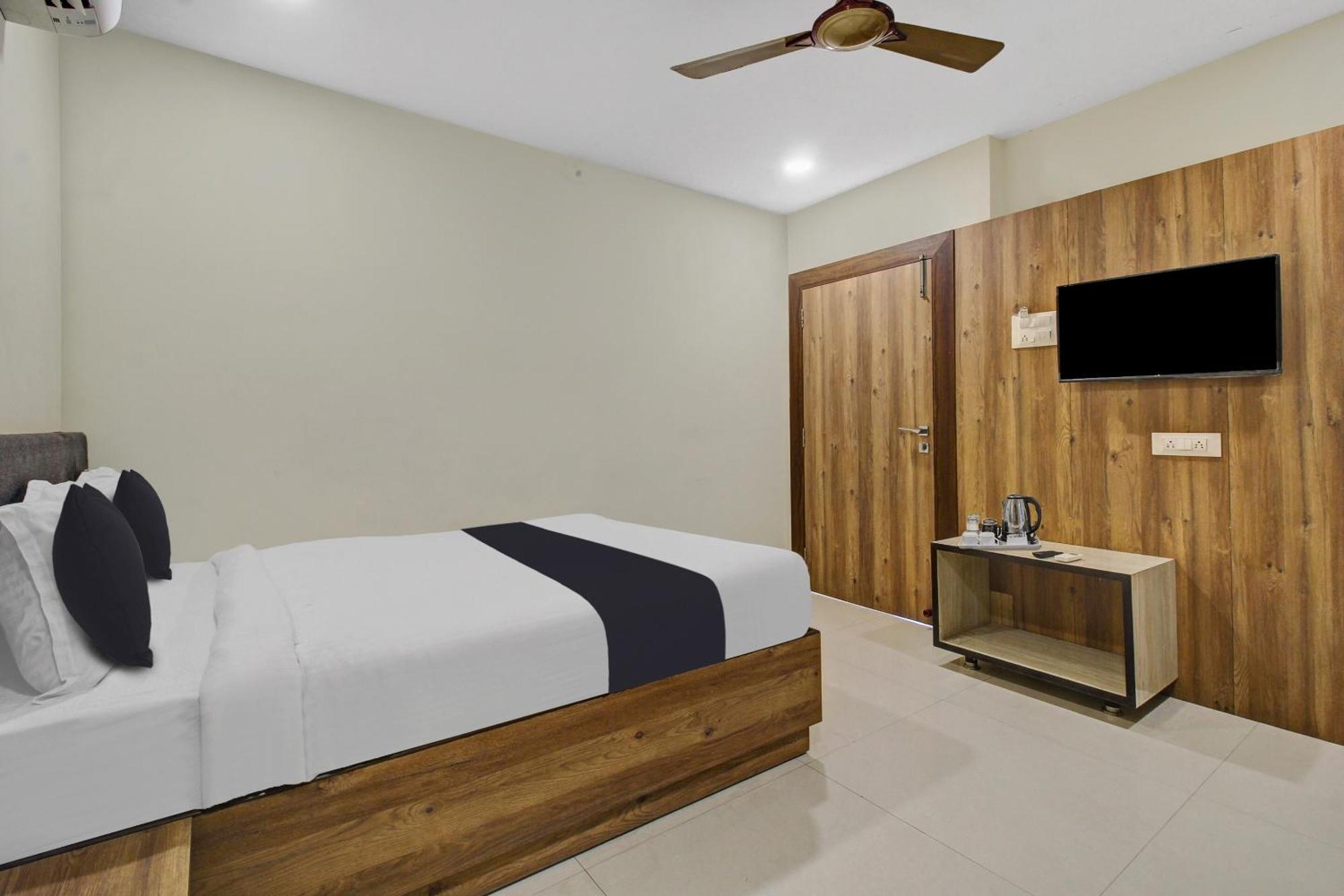Collection O Hotel Swagath Pride Mancherāl Buitenkant foto